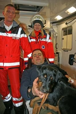 Der gerettete Dr. Wolfgang Dressel und seinem Hund Abba zusammen mit der Notärztin Dr. Leonore Jahn und Rettungsanitäter Sascha Reif