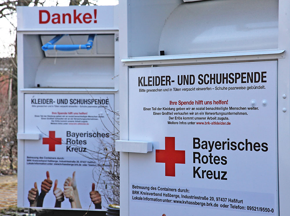 Die Bürgerinnen und Bürger werden gebeten, ihre Altkleider in die bereit stehenden Altkleidercontainer des Bayerischen Roten Kreuzes zu werfen oder sie an den jeweiligen Rotkreuzhäusern abzugeben. (Foto: Michael Will / BRK)