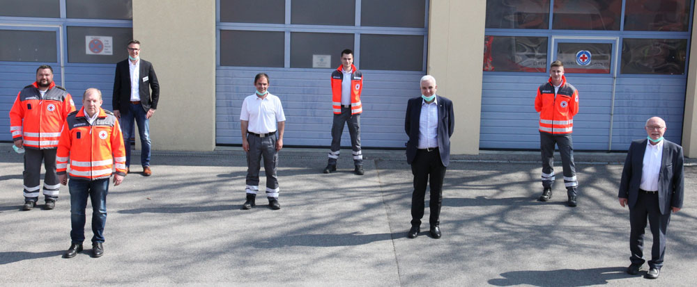 Fachlicher Austausch auch in Krisenzeiten: BRK-Landesgeschäftsführer Leonhard Stärk (3. von rechts) war kürzlich in die Haßberge gekommen, um sich über die Arbeit des Roten Kreuzes zu informieren. (Foto: Michael Will / BRK)