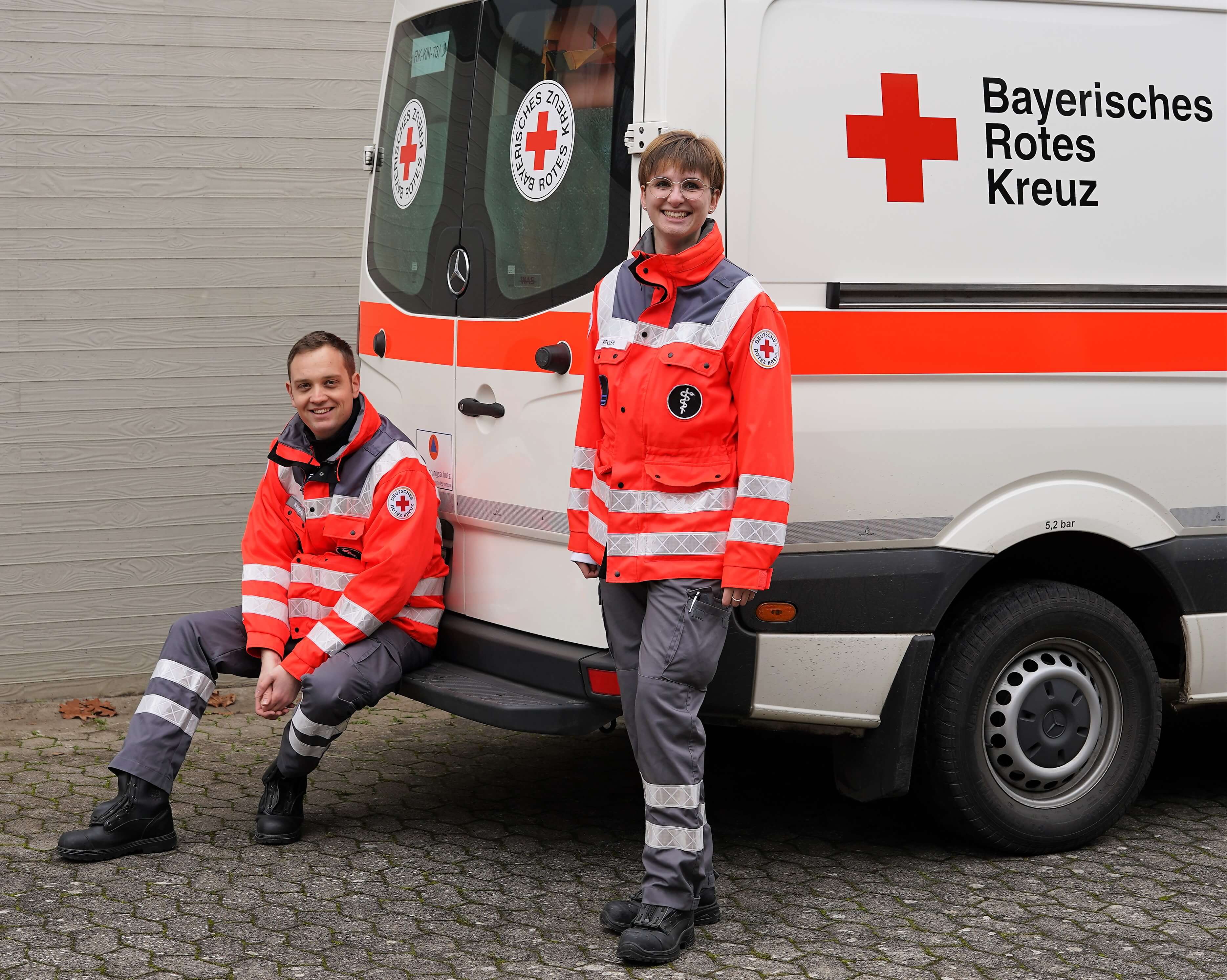 Über das Dankeschön freuen sich Nicole Riegler und Manuel Wambach, beide Mitglieder in der BRK-Bereitschaft Knetzgau und ehrenamtliche Einsatzkräfte in der SEG Transport 1. (Foto: Patrick Riegler)