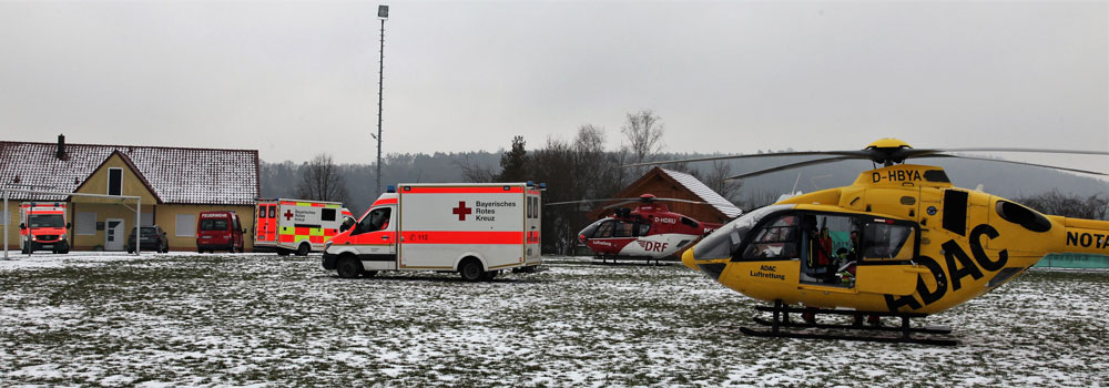 Der Kohlenmonoxid-Austritt in einem Wohnhaus in Untersteinbach führte am Freitagmittag zu einem Großaufgebot des Rettungsdienstes. Es waren fünf Rettungswagen, drei Rettungshubschrauber, vier Notärzte und der Einsatzleiter Rettungsdienst vor Ort. Die Hubschrauber waren am Sportplatz gelandet, wohin die Verletzten mit den Rettungswagen transportiert wurden. (Foto: Michael Will / BRK)