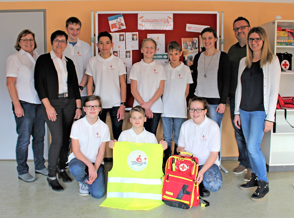 Acht Mädchen und Jungen sind an der Jacob-Curio-Realschule Hofheim in ihren Dienst als Schulsanitäter eingeführt worden. (Foto: Frank Ziegler / Realschule Hofheim)