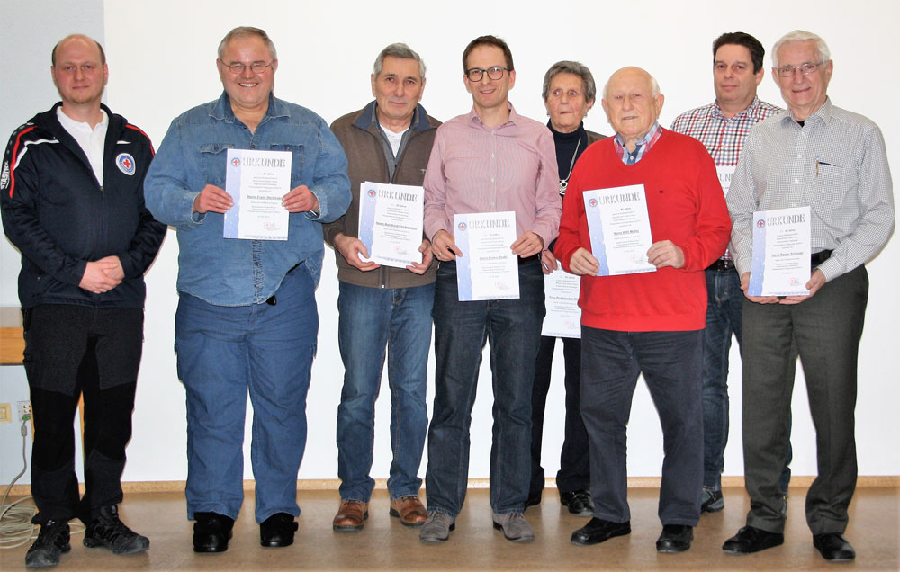 Langjährige Mitglieder wurden bei der Jahresversammlung der BRK-Wasserwacht-Ortsgruppe Haßfurt für ihr ehrenamtliches Engagement geehrt. (Foto: Matthias Feustel / BRK)