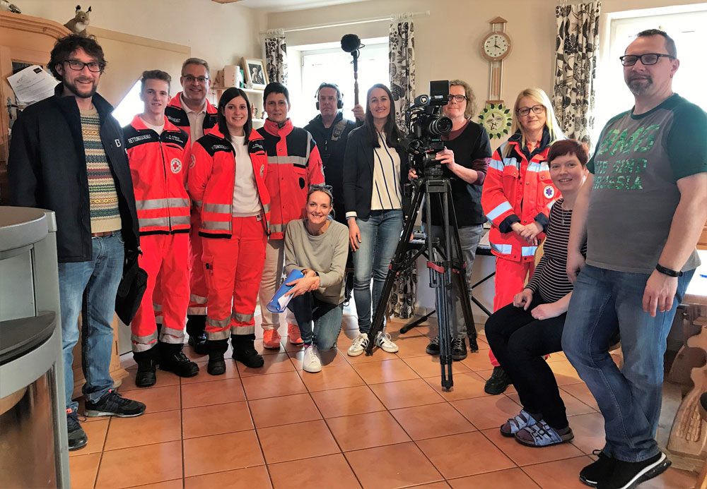 Ein Team des Bayerischen Fernsehens hat kürzlich zwei Tage lang in der Arztpraxis von Dr. Leonore Jahn in Maroldsweisach einen Beitrag über den Einsatz einer Versorgungsassistentin VERAH gedreht.  (Foto: Emilio Schneider/ privat)