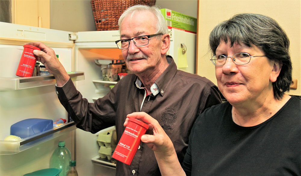 Das Ehepaar Rita und Günther Hofmann hat gleich zwei Rotkreuzdosen, für jeden seine eigenen. Mit den wichtigsten Daten und Informationen über Krankheiten, Medikamente und Allergien versehen, bewahren sie die Rotkreuzdosen für den Notfall in ihrem Kühlschrank auf. (Foto: Michael Will / BRK)