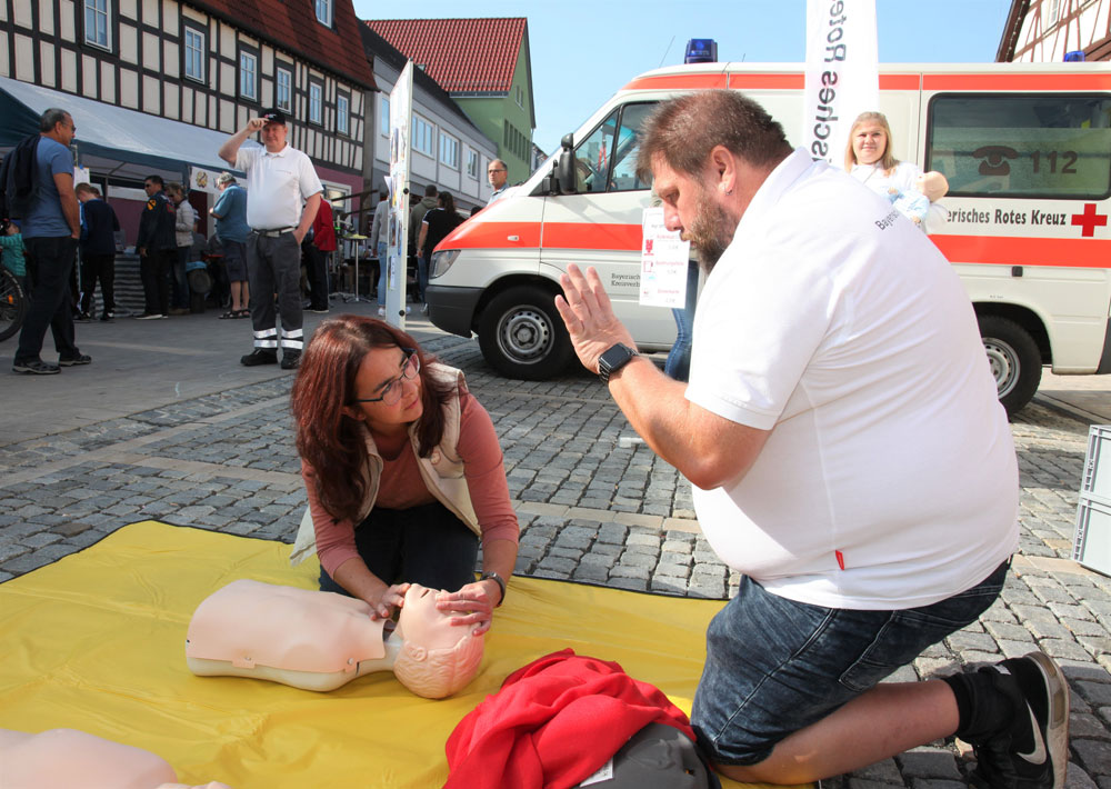 Nicole Albert übt unter Anleitung von Erste-Hilfe-Ausbilder Günther Schleelein eine Reanimation an einer Übungspuppe. (Foto: Michael Will / BRK)