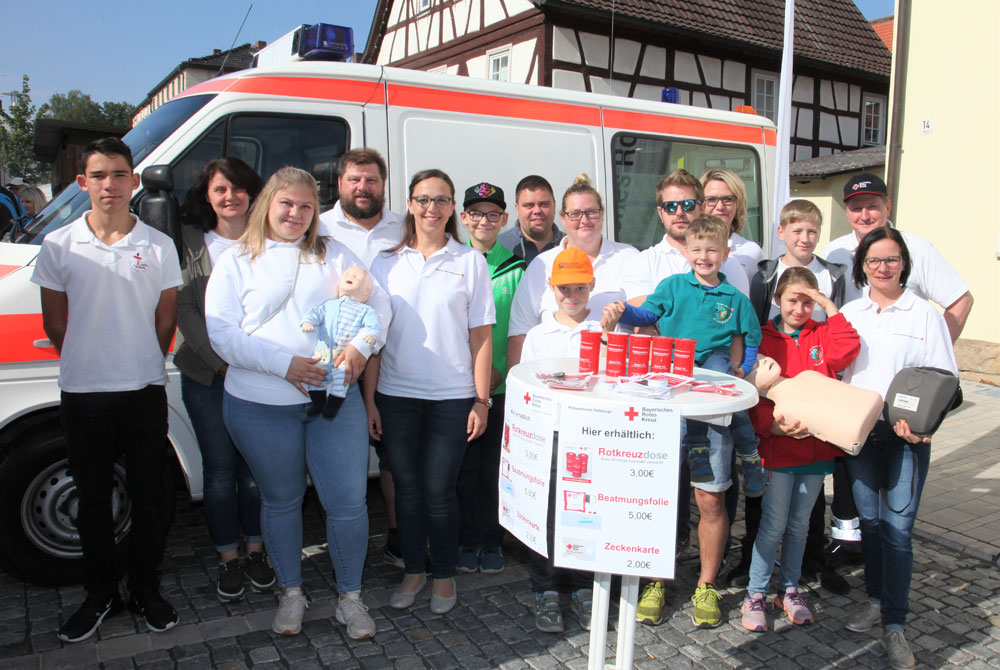 Mitarbeiter des Roten Kreuzes gaben den Besuchern beim Aktionstag Tipps zur Ersten Hilfe. (Foto: Michael Will / BRK) 