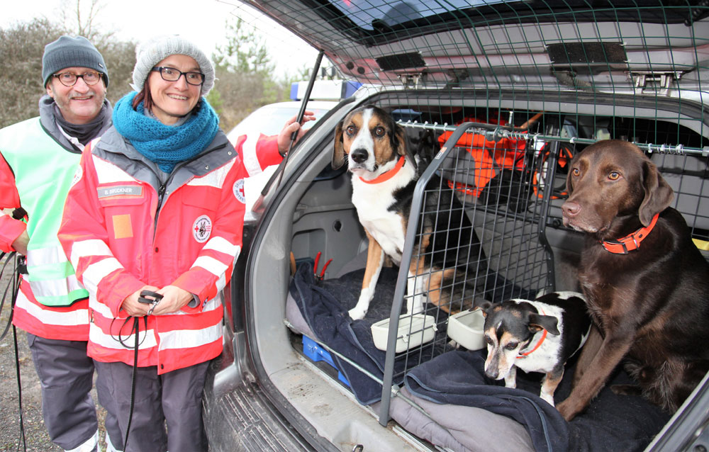 Gespannt warten die drei Rettungshunde (von rechts) Max, Xerry und Emil zusammen mit ihren Hundeführern Brigitte und Norbert Brückner auf ihren Sucheinsatz.