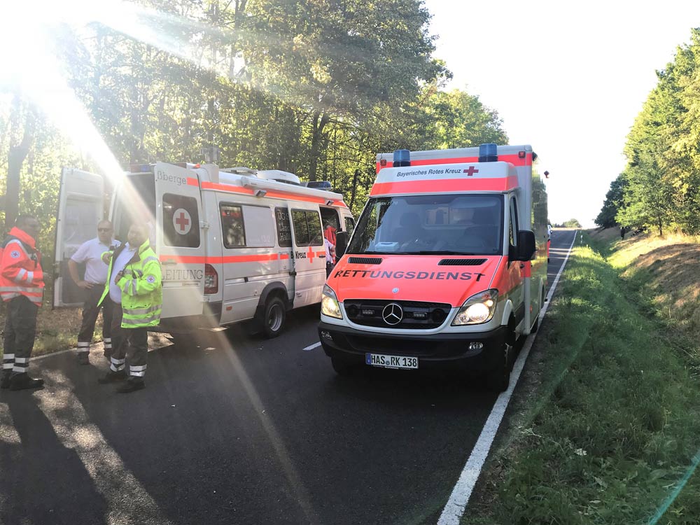 Bei dem Einsatz wurden zwei Feuerwehrmänner leicht verletzt. Sie wurden mit Rettungswagen und Krankentransportwagen ins Krankenhaus nach Ebern gebracht.