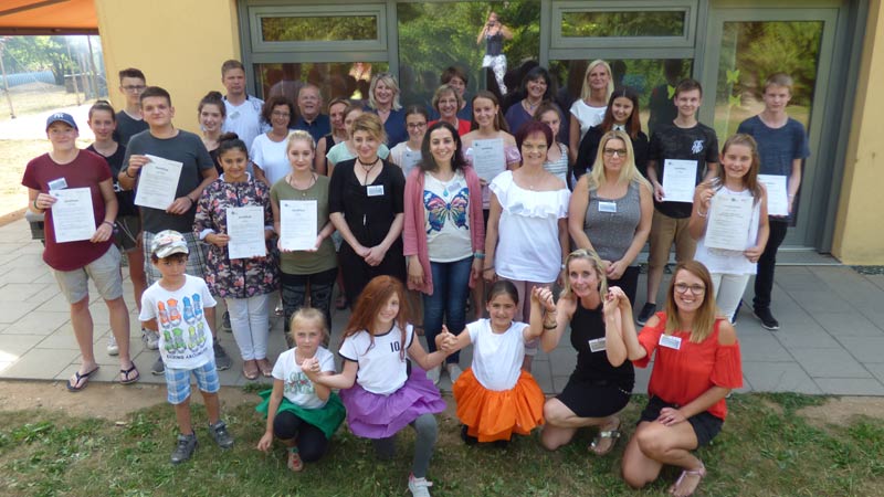 Freuen sich über gemeinsame Erfolge im Sprachförderprojekt für Kinder mit Migrationshintergrund und Fluchtgeschichte: Die jungen Sprachbegleiter zusammen mit Vertreterinnen und Vertretern des BRK-Kreisverbandes Haßberge. Foto: Gisela Schott