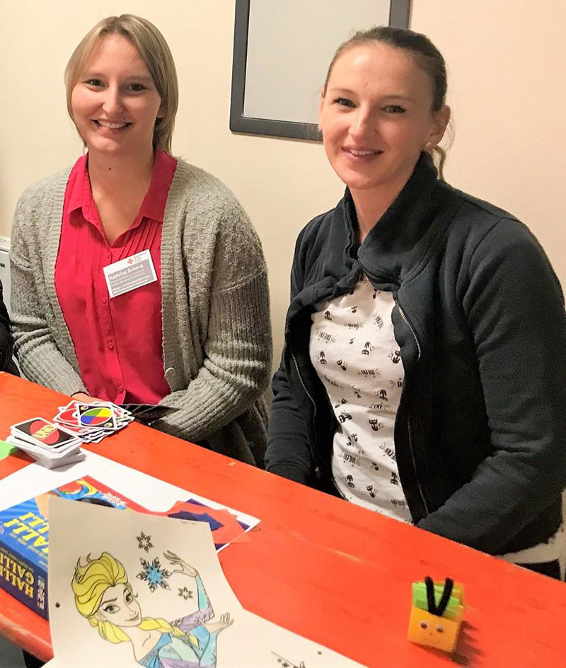 Bei den Blutspendeterminen des Roten Kreuzes gibt es seit kurzem ein neues Angebot: Während des Spendens werden Kinder von BRK-Mitarbeiterinnen des Teams „Soziale Arbeit“ betreut. Gemeinsam wird gespielt, gebastelt und gemalt. Die zehnjährige Tamara aus Rentweinsdorf hat dabei viel Spaß, gemeinsam mit (von rechts) Marina Pohley und Kathrina Schenk Karten zu spielen. Über den Service freuen sich auch Tamaras Papa Jens Mäutner und seine Lebensgefährtin Kerstin Dittmann. (Foto: Michael Will / BRK)