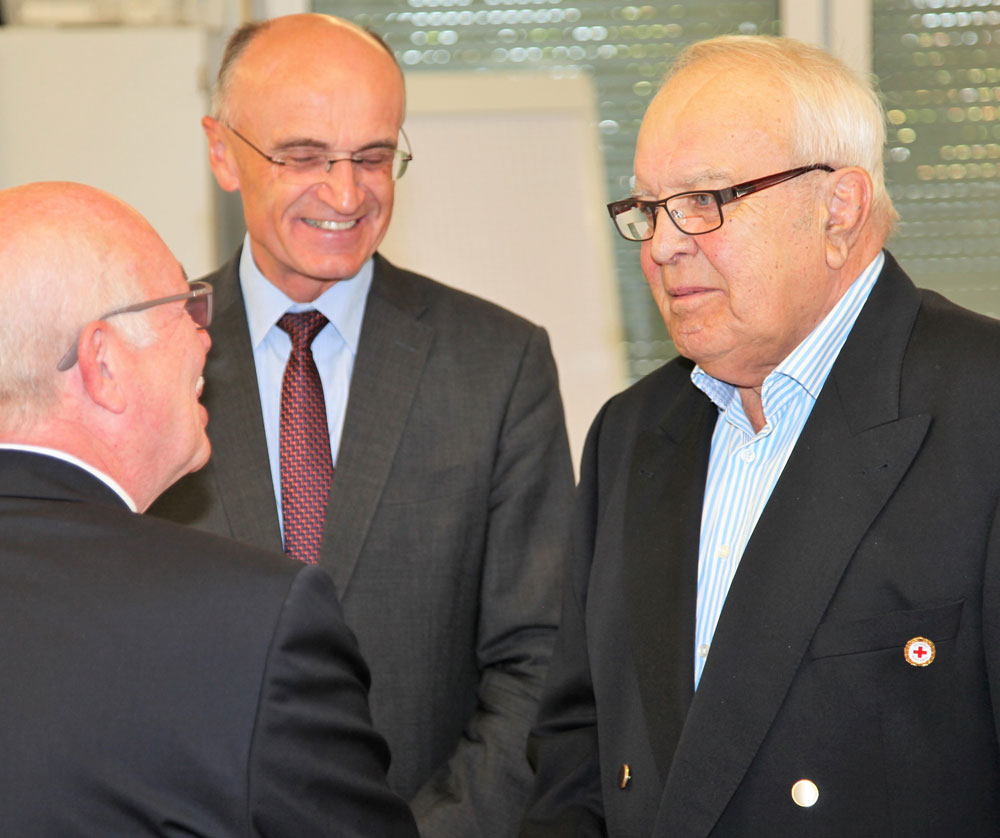 Seit 60 Jahren ist Adolf Preu (rechts) ehrenamtlich beim Bayerischen Roten Kreuz tätig. (Foto: Michael Will / BRK)