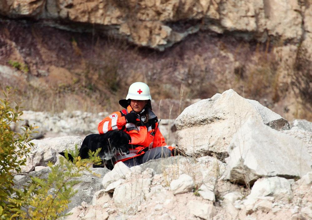 Mensch und Tier müssen bei der „Trümmerprüfung“ der BRK-Rettungshundestaffeln in einem Steinbruch  innerhalb von 20 Minuten drei Verletzte finden.  (Foto: Michael Will / BRK)