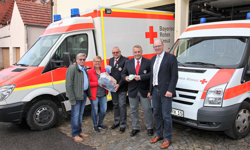 Bürgermeister Thomas Stadelmann (rechts) übergibt gemeinsam mit (von links) Stadtrat Rainer Betz und seiner Ehefrau Monika Stadelmann die Spende in Höhe von 300 Euro an die BRK-Bereitschaft Zeil. (Foto: Michael Will / BRK)