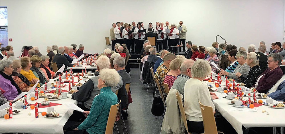 Über 100 Senioren aus Ebern und Umgebung waren zur Seniorenweihnachtsfeier von Stadt und Rotem Kreuz in die Frauengrundhalle gekommen. Musikalisch umrahmten die Feier der Gesangverein Ebern (Bild) und die Musikschule Ebern mit den „Crazy Ladys“. (Foto: Rudi Hauck / BRK)