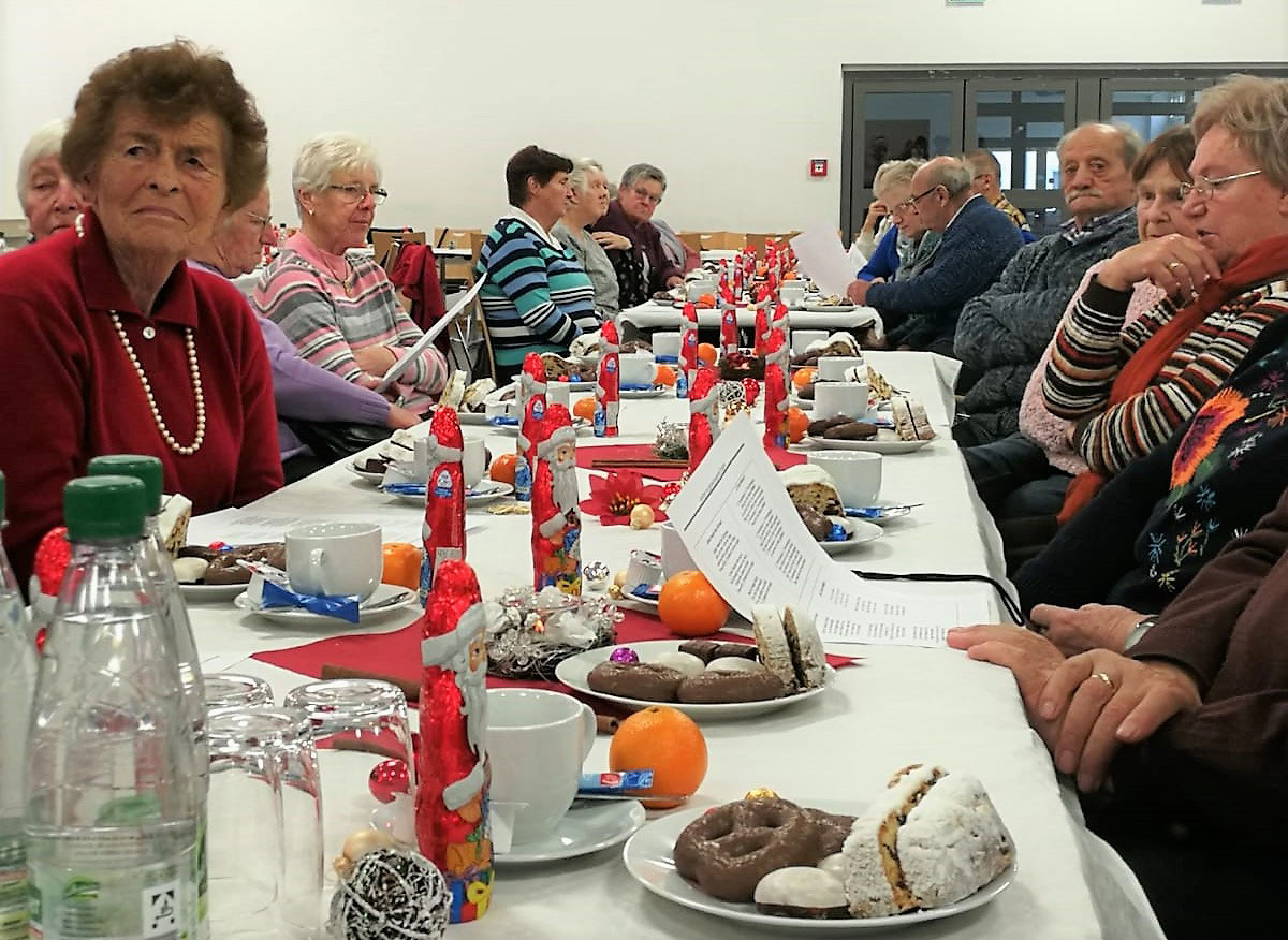 Über 100 Senioren aus Ebern und Umgebung waren zur Seniorenweihnachtsfeier von Stadt und Rotem Kreuz in die Frauengrundhalle gekommen. Jeder Platz war festlich geschmückt. (Foto: Jürgen Hennemann)
