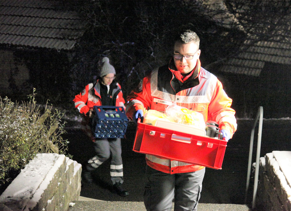 Das Rote Kreuz brachte Speisen und Getränke an die Einsatzstelle. (Foto: Michael Will / BRK)