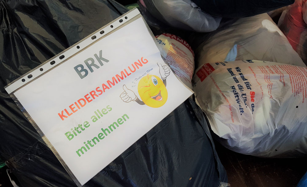 Ab 8:00 Uhr sollen am Samstag die Altkleidersäcke für die Sammlung des BRK-Kreisverbandes Haßberge gut sichtbar am Straßenrand bereitstehen.  (Foto: Ingrid Böllner / BRK)