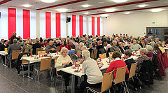 Über 100 Senioren aus Ebern und Umgebung waren zur Seniorenweihnachtsfeier von Stadt und Rotem Kreuz in die Frauengrundhalle gekommen. (Foto: Rudi Hauck / BRK)