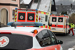 Der Kohlenmonoxid-Austritt in einem Wohnhaus in Untersteinbach führte am Freitagmittag zu einem Großaufgebot des Rettungsdienstes. Es waren fünf Rettungswagen, drei Rettungshubschrauber, vier Notärzte und der Einsatzleiter Rettungsdienst vor Ort. (Foto: Michael Will / BRK)