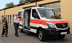 Durch die beiden Geistlichen Doris Otminghaus und Thorsten Hueller wurde das neue Einsatzfahrzeug der Wasserwacht Haßfurt gesegnet und offiziell seiner Bestimmung übergeben. (Foto: Janina Lörzer / BRK)