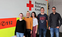 Auf dem Foto von links: Rebecca Heyer, Julia Then, Lea Spannheimer, Yannik Scheller und Rettungsdienstleiter Christoph Grimmer. (Foto: Michael Will / BRK)