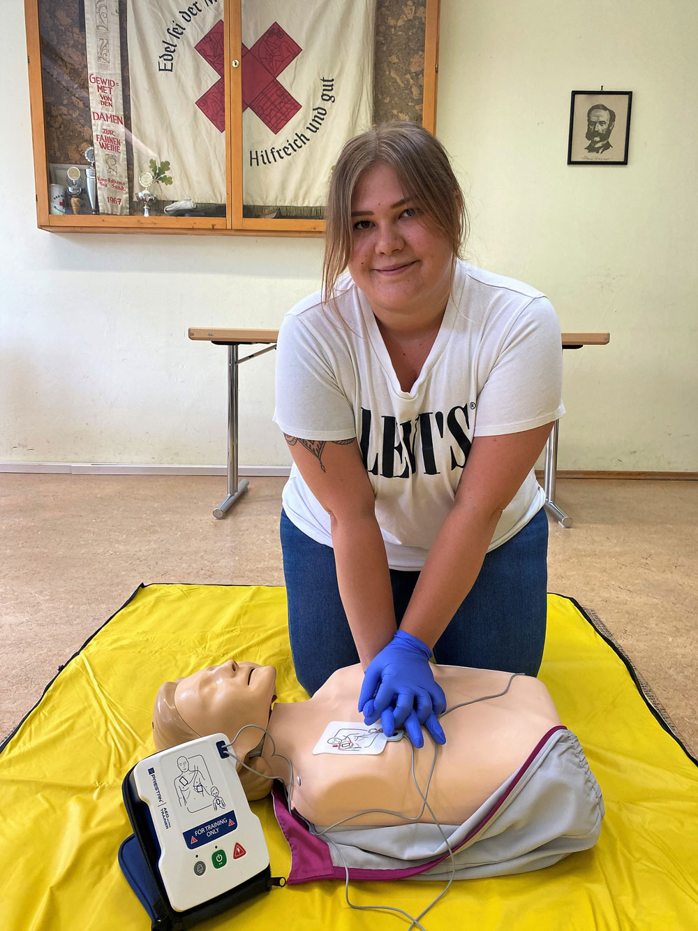 Mit einem speziellen Training der Herz-Lungen-Wiederbelebung will das Rote Kreuz die Bedeutung von Erster Hilfe ins Bewusstsein rücken. Bei dem neuen Modul der Breitenausbildung, das 90 Minuten lang dauert und viel Praxis enthält, trainieren Interessierte eine Reanimation mit und ohne Defibrillator. Erste-Hilfe-Ausbilderin Ann-Kristin Schleelein zeigt, wie es geht.  (Foto: Michael Will / BRK)