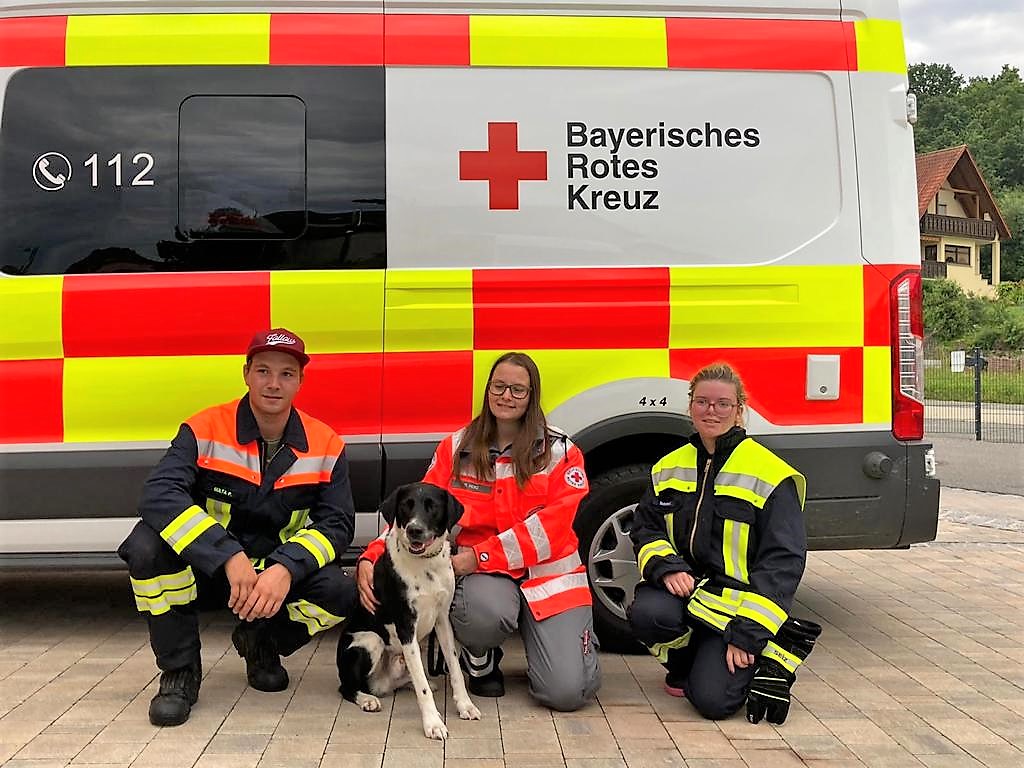 Rettungshund „Käptn“ mit Hundeführerin Bianca Herz und zwei Helfern der Feuerwehr wurde am frühen Morgen auf den vermissten Senior aufmerksam. (Foto: Holger Hauck / BRK)