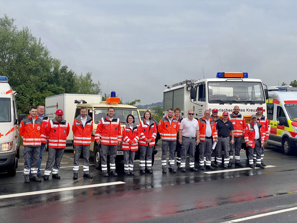 5 Einsatzkräfte des BRK aus den Haßbergen sind seit Samstag im Katastrophengebiet in Rheinland-Pfalz im Einsatz. Sie wurden in den Haßbergen von Jürgen Geisel (2. von links), stellvertretender Katastrophenschutzbeauftragter, in den Einsatz verabschiedet. (Foto: Michael Will / BRK)