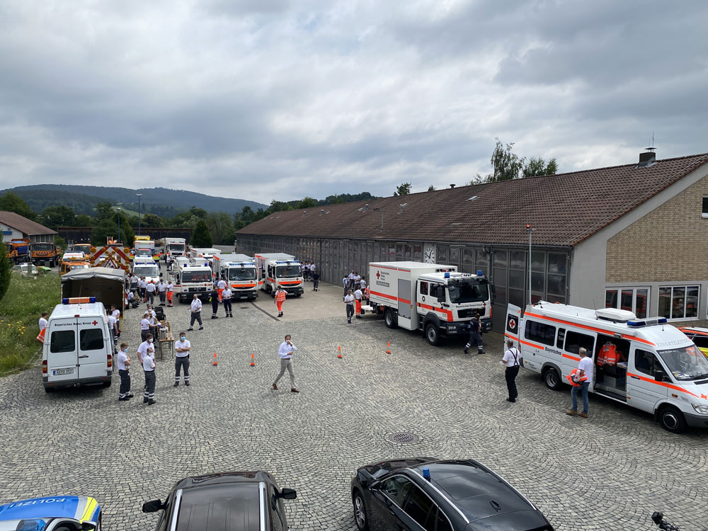 An der Autobahnmeisterei Hösbach bei Aschaffenburg sammelte sich das Hilfeleistungskontingent zur Abfahrt nach Rheinland-Pfalz. 42 Einsatzfahrzeuge sind unterwegs. (Foto: Michael Will / BRK)