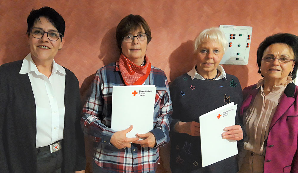 Für ein Jahrzehnt ehrenamtliches Engagement in der BRK-Frauenbereitschaft Haßfurt II wurden Marianne Koczian (2. von links) und Brigitte Kaufmann (2. von rechts) geehrt. (Foto: Renate Schuhmann / BRK)