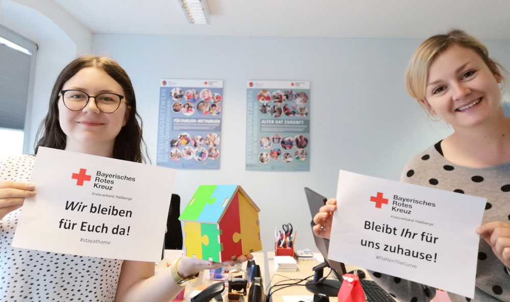 „Wir bleiben für Euch da – bleibt Ihr für uns zuhause“ - auch das Mehrgenerationenhaus ist trotz geschlossener Tür für die Bürgerinnen und Bürger in und um Haßfurt da. Im Foto (von links): Hannah Baunacher und Theresa Greß  (Foto: Theresa Greß / BRK)