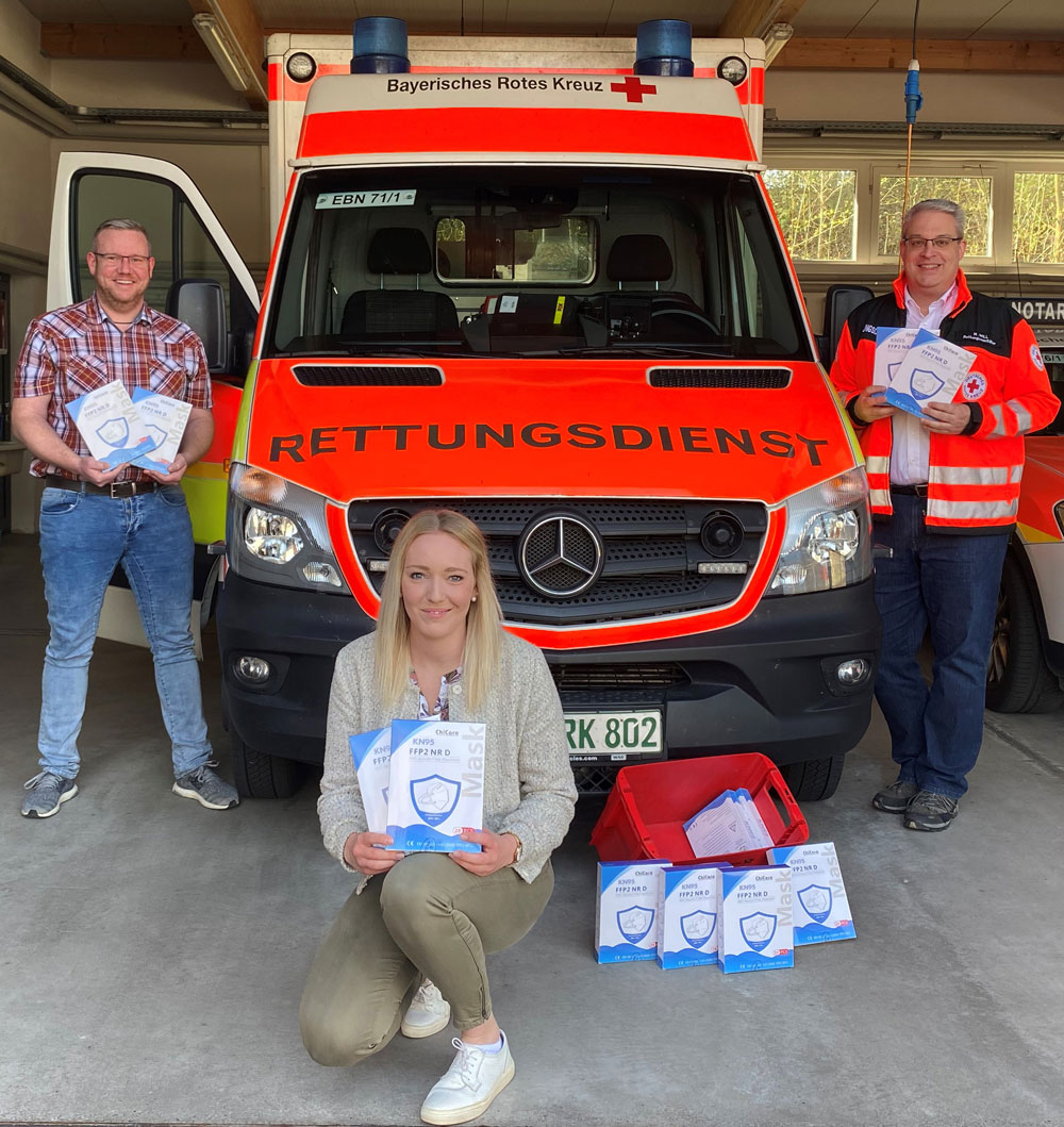 Der Online-Unternehmer Christoph Göttel (links) aus Pfarrweisach hat am Ostersamstag zusammen mit seiner Schwester Jördis (vorne) 260 FFP2-Atemschutzmasken an den Rettungsdienst des BRK-Kreisverbandes Haßberge übergeben. (Foto: Nadine Stretz / BRK)