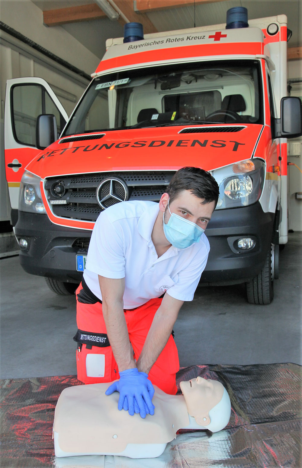 Das Bayerische Rote Kreuz bietet ab sofort wieder Kurse in Erster Hilfe für Führerscheinbewerber und betriebliche Ersthelfer an. Rudi Hauck, Notfallsanitäter und ehrenamtlicher Erste-Hilfe-Ausbilder, demonstriert hier die Ein-Mann-Reanimation an einer Übungspuppe. (Foto: Michael Will / BRK)