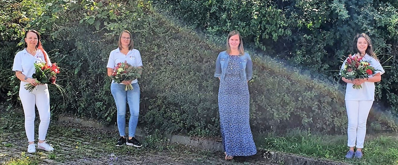 Pflegedienstleiterin Carina Küfner (2. von rechts) gratulierte den Absolventinnen Anna Schäflein (rechts), Verena Maisch (2. von links) und Kerstin Schäfer (links).  (Foto: Jessica Ott / BRK)