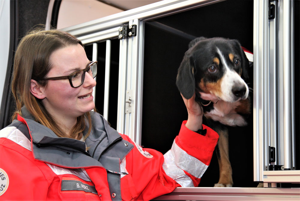 Bianca Herz, Leiterin der Rettungshundestaffel, mit Rettungshund Franzi. (Foto: Michael Will / BRK)