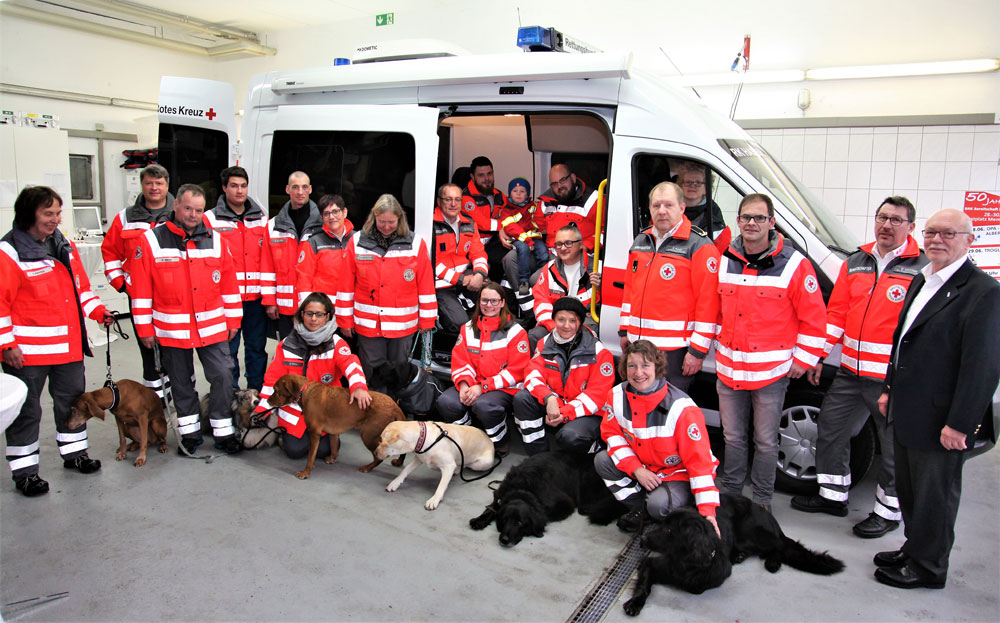Die Mitglieder der BRK-Rettungshundestaffel Haßberge freuen über ein neues Einsatzfahrzeug. (Foto: Michael Will / BRK)