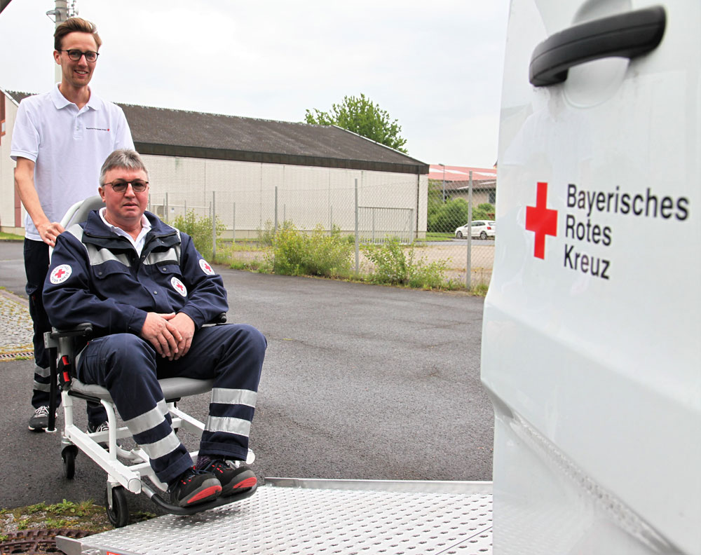 Jonas Weissenseel (links) beim Bayerischen Roten Kreuz als „Bufdi“ (Foto: Michael Will / BRK)