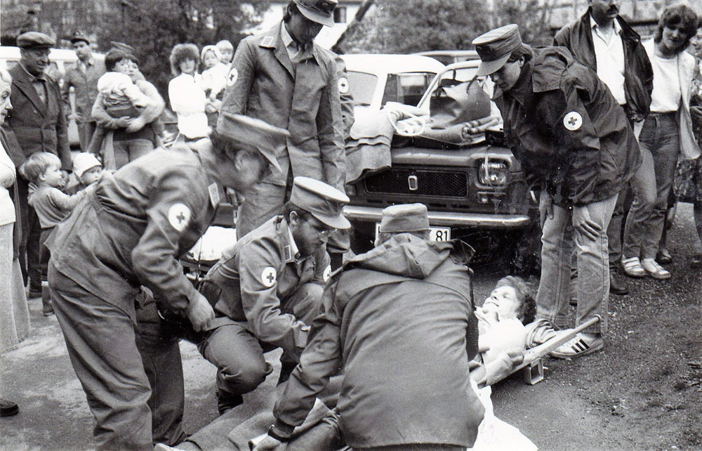 Die Arbeit der ehrenamtlichen Rotkreuzhelfer wurde von der Bevölkerung bei Einsatzübungen, hier im Jahr 1986, immer wieder gerne in Augenschein genommen. (Foto: Heinz Finzel)