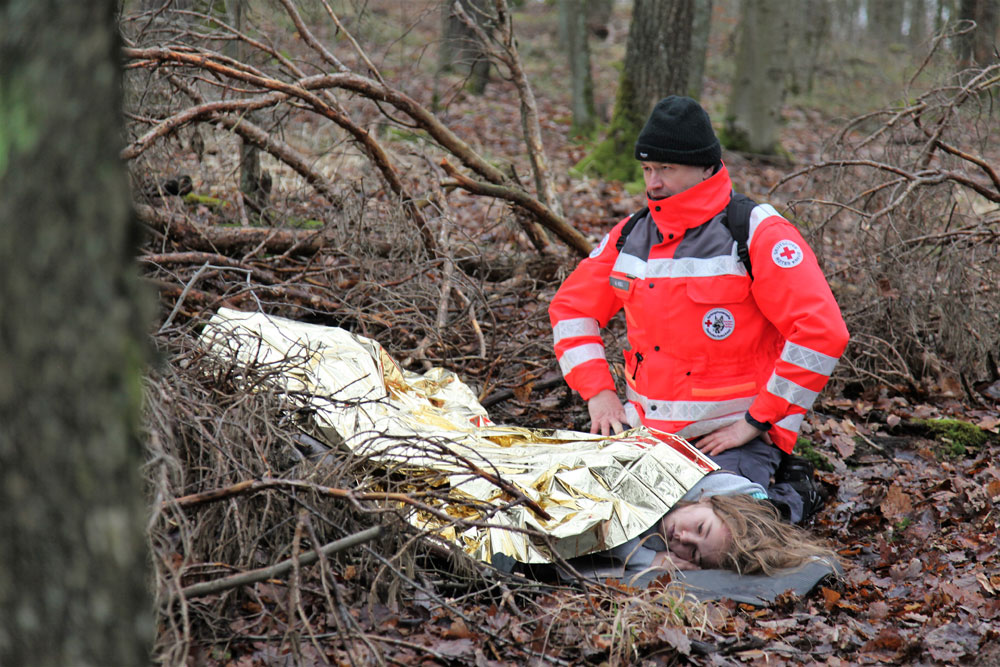 Waldemar Kell von der Rettungshundestaffel betreut die Verletzte (Annika Klehr) und leistet Erste Hilfe.