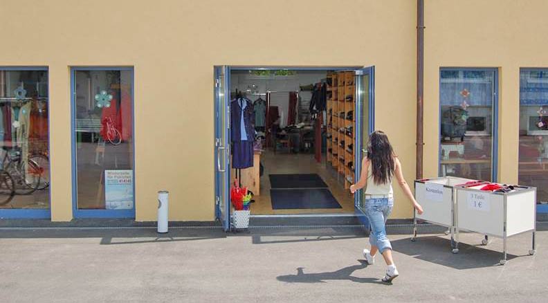 Nach Umbau- und Renovierungsarbeiten eröffnet der Second-Hand-Laden in der BRK-Produktionsschule in Haßfurt wieder. Am Mittwoch, 12. September, steht der Laden den Besuchern aus dem gesamten Landkreis wieder offen. (Foto: Karina Hauck / BRK)