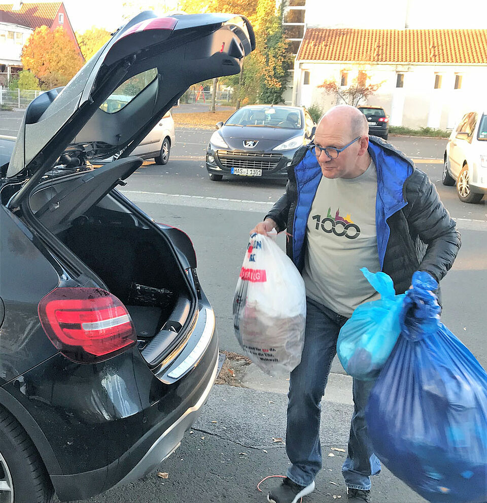 Bürgermeister Thomas Stadelmann packt selbst mit an. (Foto: Michael Will / BRK)