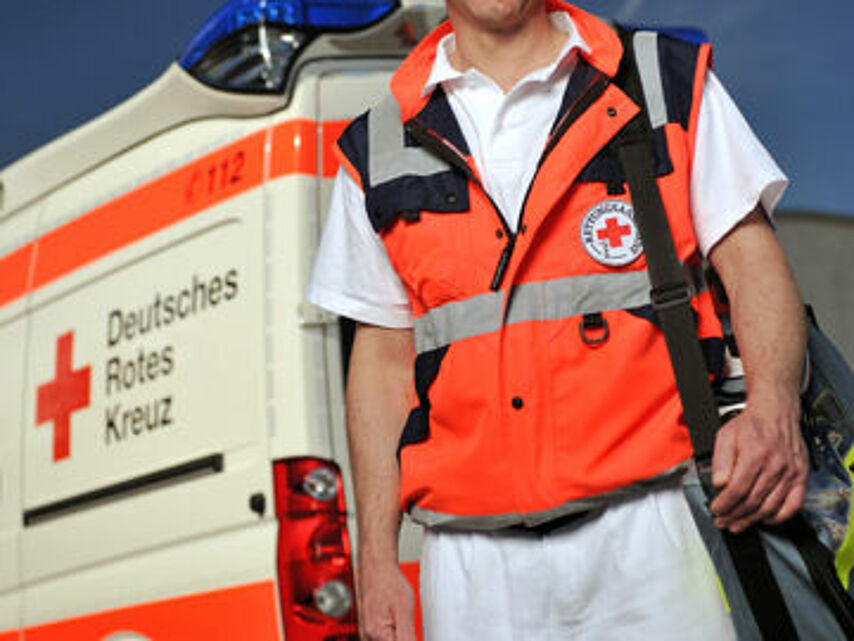 Ein Mitarbeiter des Rettungsdienstes des DRK. 