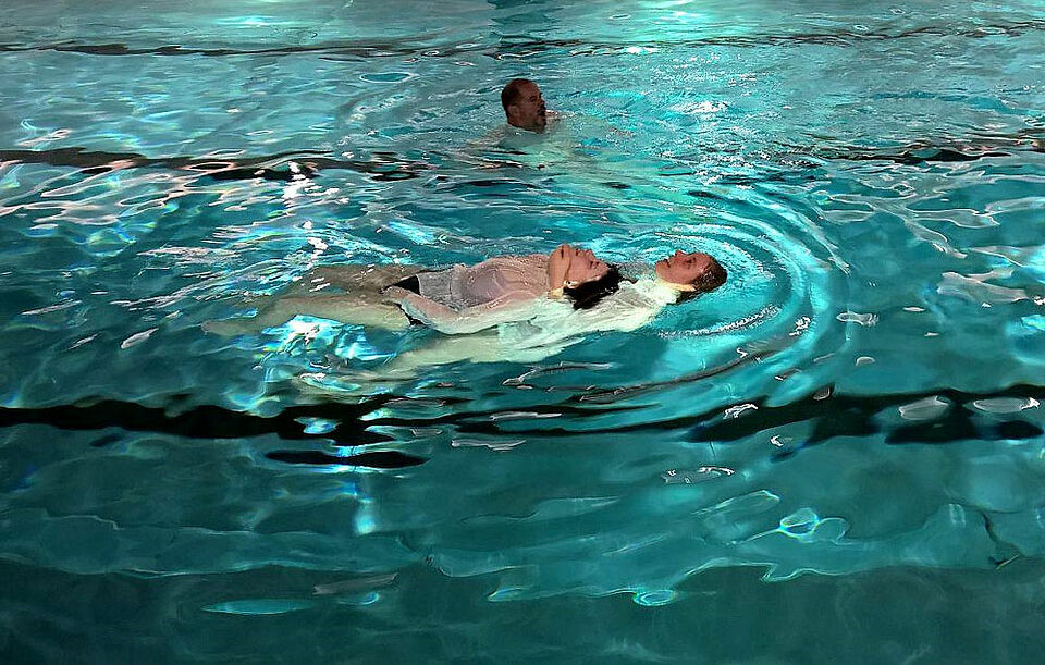 Die Ehrenamtlichen der Wasserwacht übernehmen im Eberner Hallen- und Freibad jährlich viele Stunden Dienst in der Badeaufsicht. (Foto: BRK-Wasserwacht Ebern)