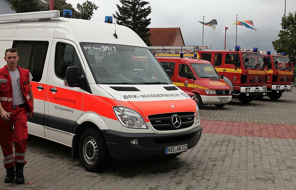 Fahrzeugausstellung (Foto: Michael Will / BRK)