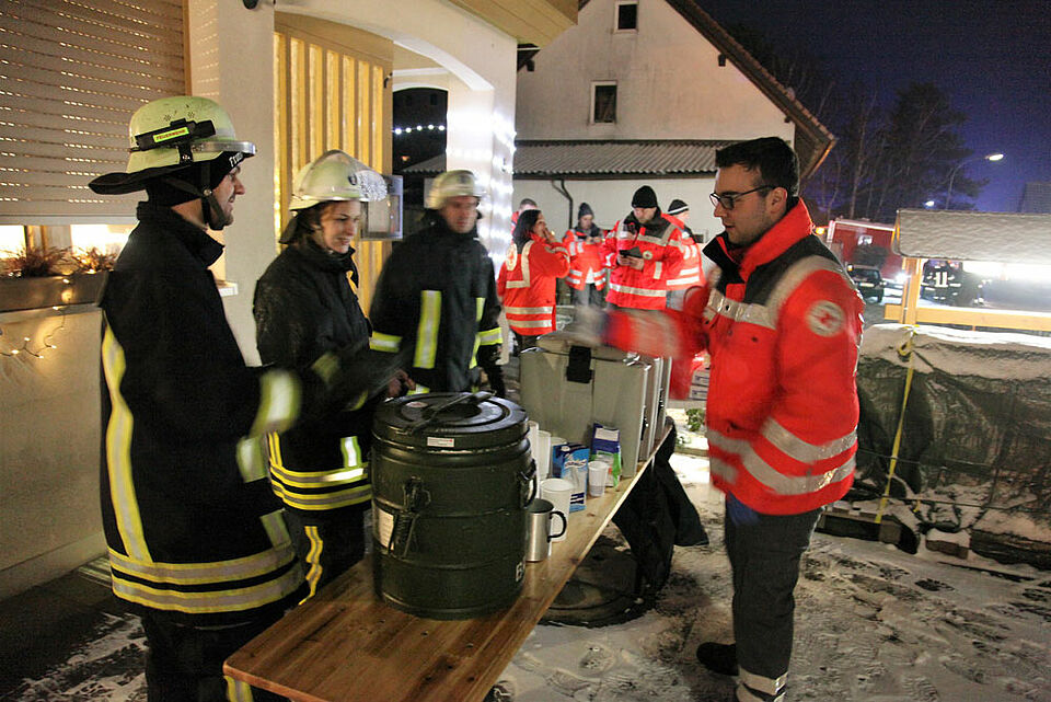Die BRK-Schnelleinsatzgruppe Verpflegung versorgte die Einsatzkräfte mit warmen Getränken und Speisen. (Foto: Michael Will / BRK)