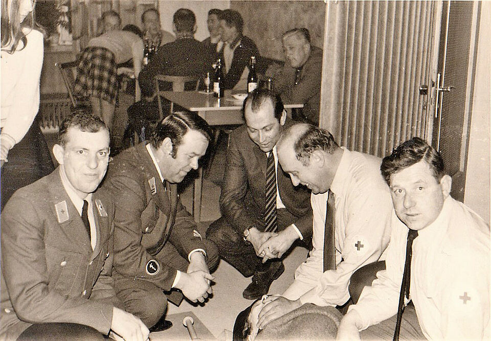 Von Anfang an engagierten sich die Mitglieder der BRK-Bereitschaft in der Breitenausbildung der Bevölkerung und hielten, wie hier im Gründungsjahr 1969, Erste-Hilfe-Kurse ab. (Foto: Archiv BRK)