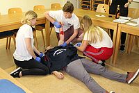 In verschiedenen Tests mussten die Jungen und Mädchen ihr Wissen rund um Erster Hilfe unter Beweis stellen, wie hier bei Erstmaßnahmen bei einer starken Blutung am Arm. (Foto: Natascha Endres / BRK)