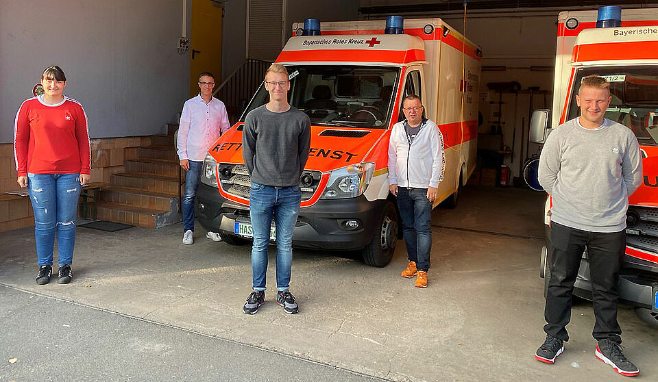 Im Rettungsdienst treten ihre dreijährige Ausbildung zum Notfallsanitäter (vorne von links) Franziska Kufner, Yannick Hansul und Niklas Hertlein an. Ihnen wünschten Rettungsdienstleiter Christoph Grimmer (2. von links) und Ausbildungsleiter Wolfgang Brühl (2. von rechts) viel Erfolg. (Foto: Michael Will / BRK)