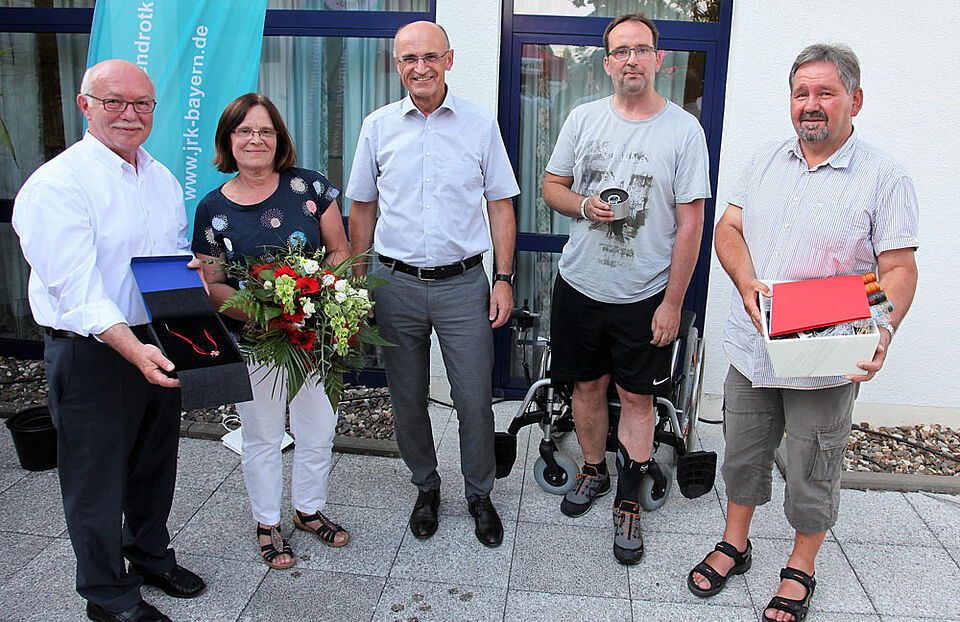 Drei Mitarbeiter, die sich um den Kreisverband Haßberge des Roten Kreuzes verdient gemacht haben, sind beim Sommerfest geehrt bzw. verabschiedet worden. Während Dieter Schüler (rechts) sein 40-jähriges Dienstjubiläum feierte, wurden Doris Fößel (2. von links) in den Ruhestand und Stefan Karg (2. von rechts) in die unbefristete Erwerbsunfähigkeitsrente verabschiedet. BRK-Kreisgeschäftsführer Dieter Greger (links) und Vorsitzender Wilhelm Schneider (Mitte) dankten den Mitarbeitern und überreichten Geschenke. (Foto: Michael Will / BRK)